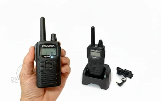 pkt-300_front-mano WALKIE-TALKIE KENWOOD PKT‑300 PMR446 COMPACTO 0.5 W ERP / 16 CANALES