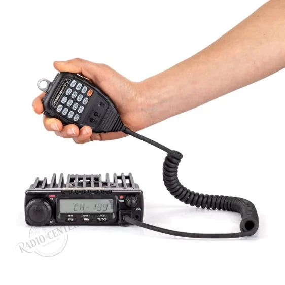 2233_Dynascan_M-6D-U_Emisora-movil-profesional_hand.webp
